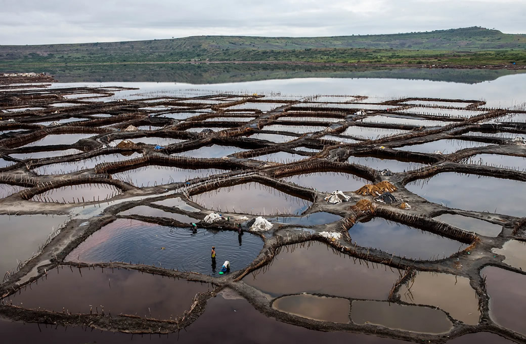 lake katwe explosion crater drive